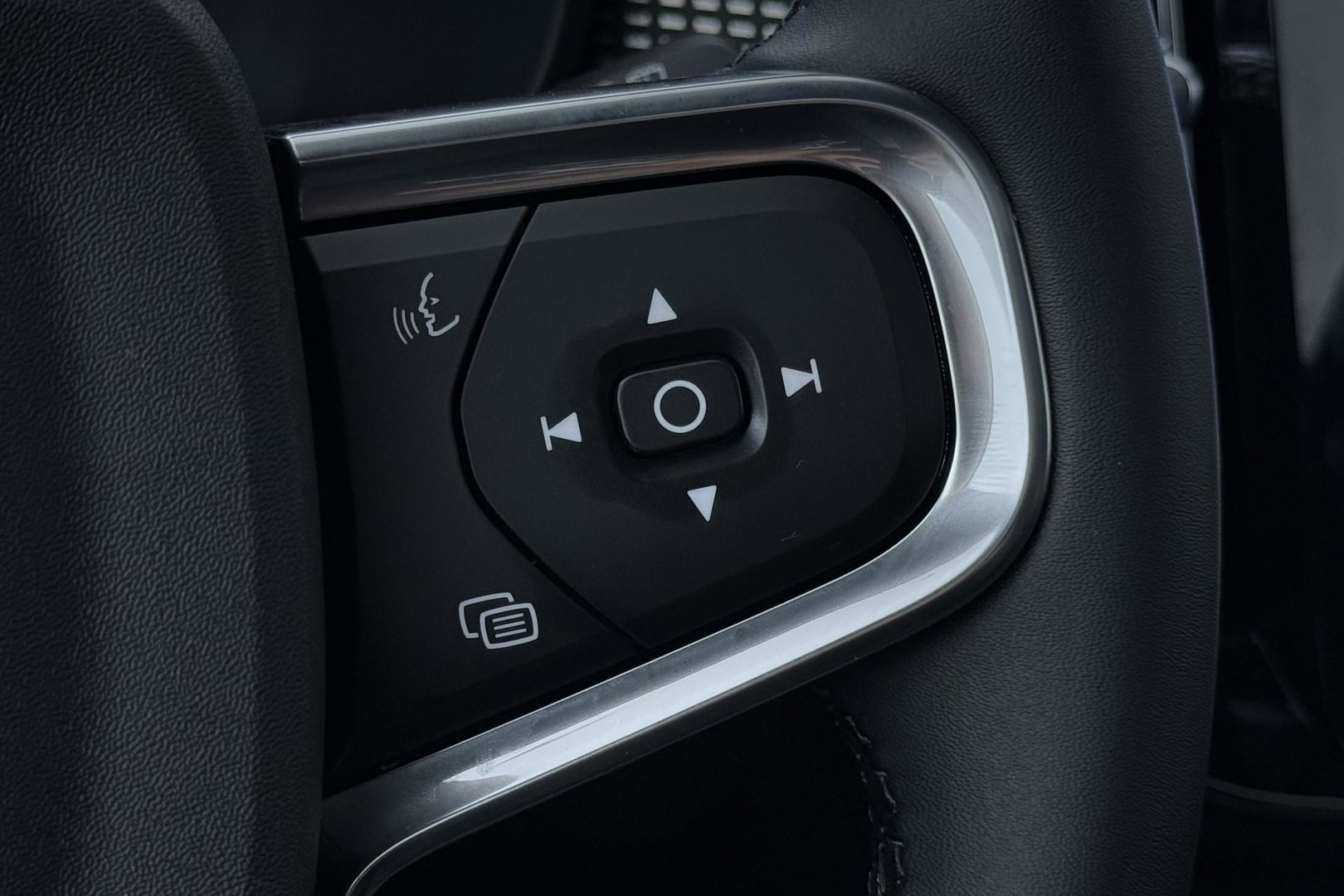 Volvo EX40 Single Motor Extended Range Plus Black Ed. 82 kWh | ACC | Panoramadak | Harman/Kardon | 360° Camera | Warmtepomp | Stoel+Stuurverwarming | 20 inch