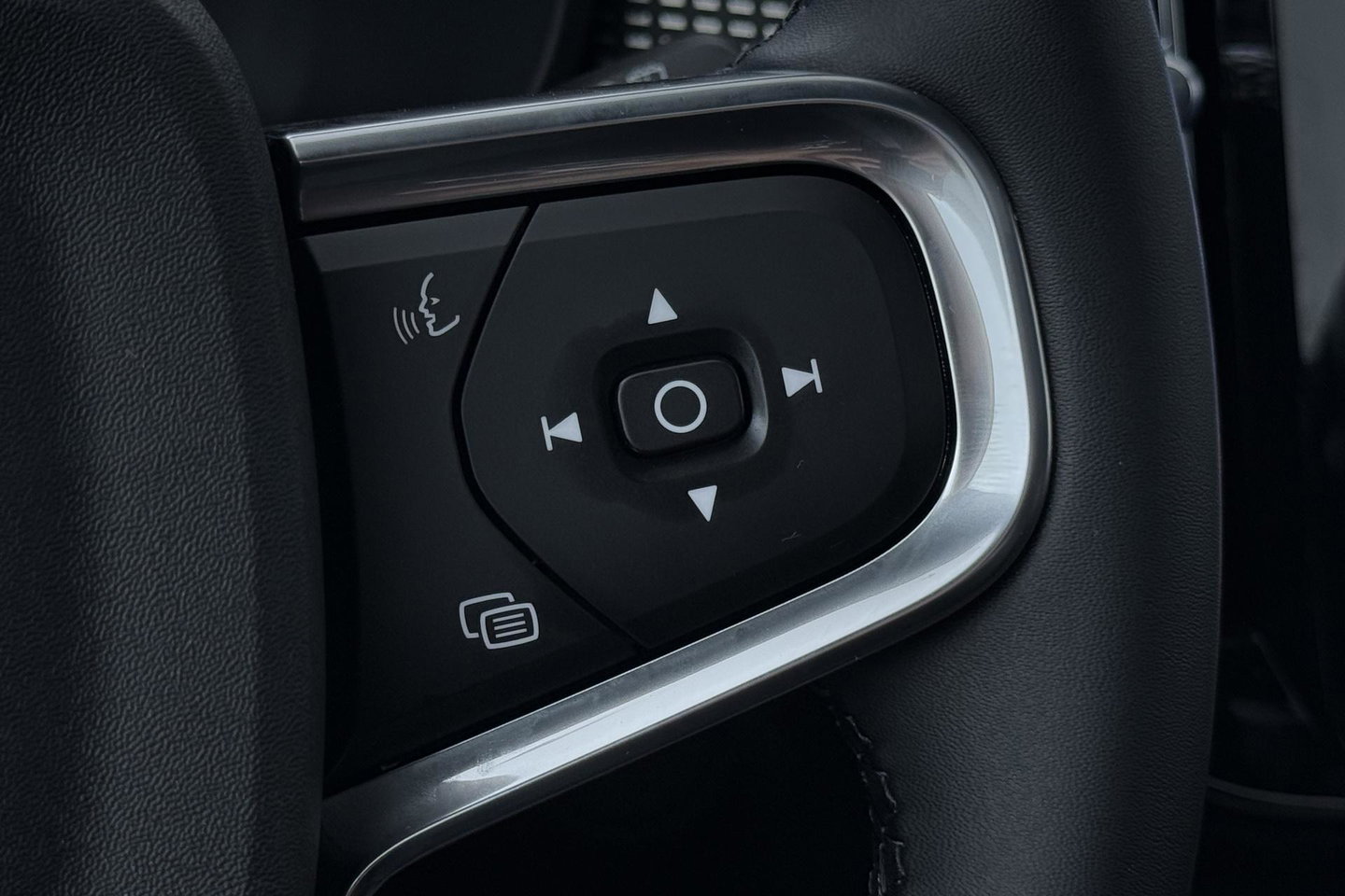 Volvo EX40 Single Motor Extended Range Plus Black Ed. 82 kWh | ACC | Panoramadak | Harman/Kardon | 360° Camera | Warmtepomp | Stoel+Stuurverwarming | 20 inch