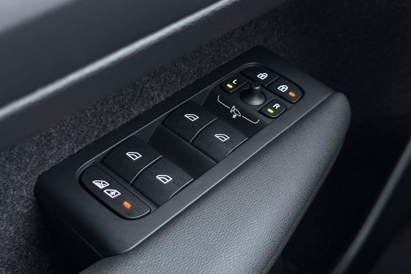 Volvo EX40 Single Motor Extended Range Plus Black Ed. 82 kWh | ACC | Panoramadak | Harman/Kardon | 360° Camera | Warmtepomp | Stoel+Stuurverwarming | 20 inch