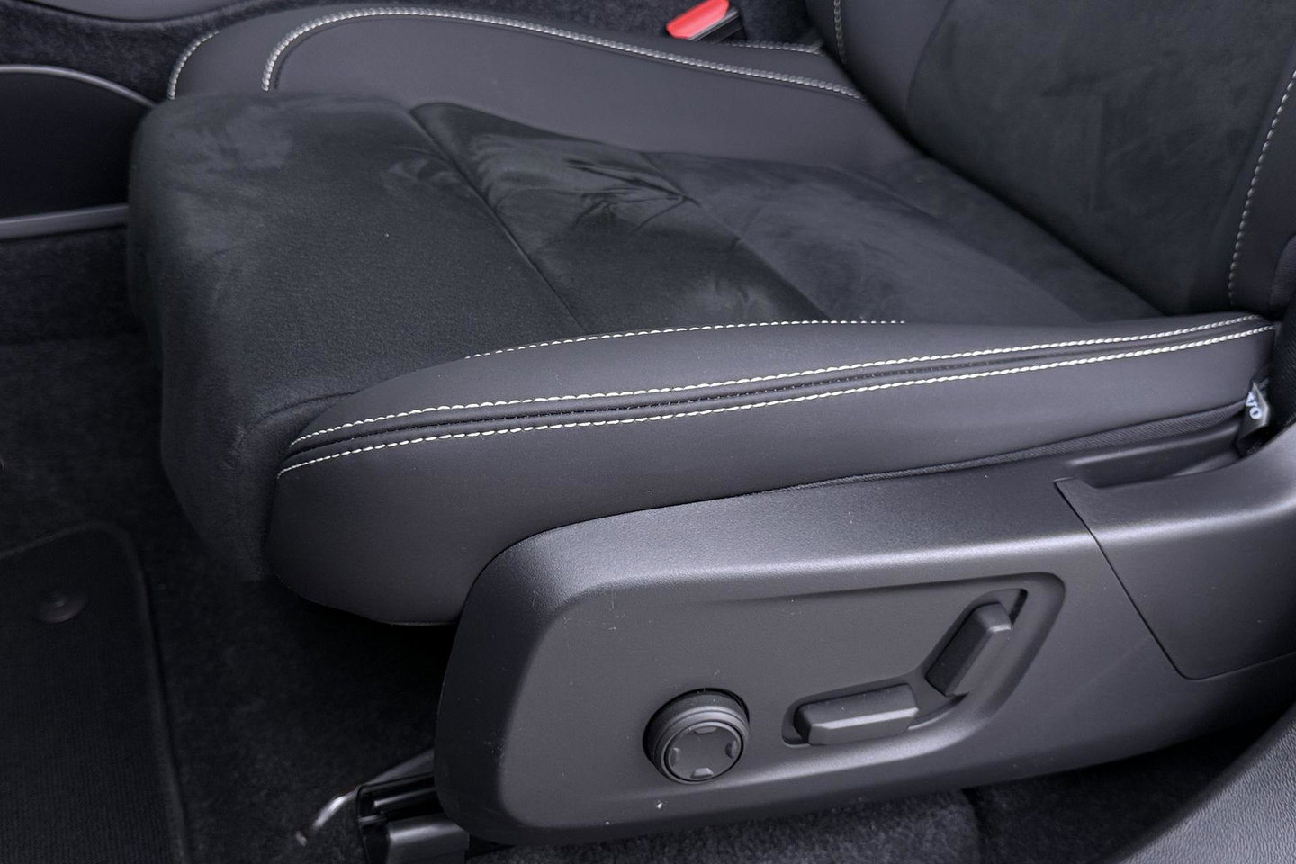 Volvo EX40 Single Motor Extended Range Plus Black Ed. 82 kWh | ACC | Panoramadak | Harman/Kardon | 360° Camera | Warmtepomp | Stoel+Stuurverwarming | 20 inch