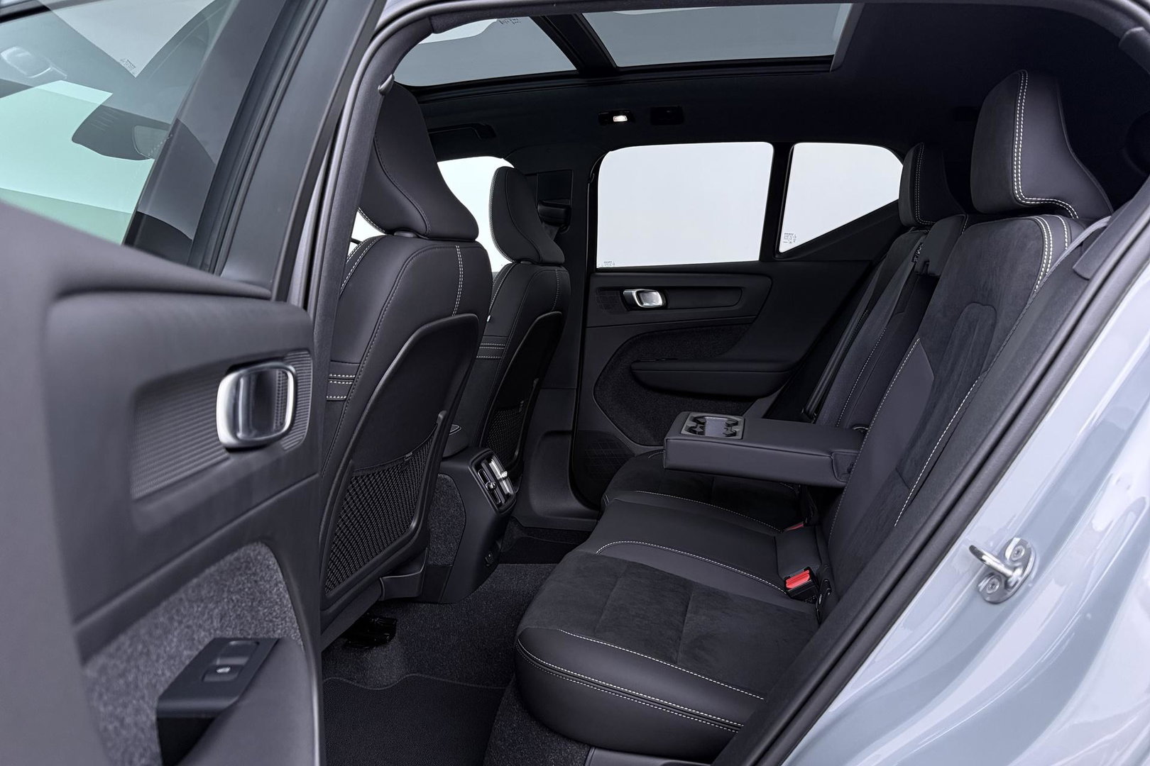 Volvo EX40 Single Motor Extended Range Plus Black Ed. 82 kWh | ACC | Panoramadak | Harman/Kardon | 360° Camera | Warmtepomp | Stoel+Stuurverwarming | 20 inch
