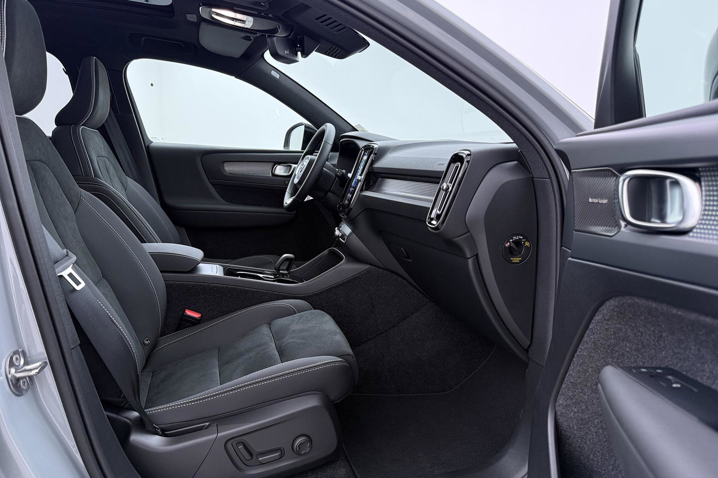 Volvo EX40 Single Motor Extended Range Plus Black Ed. 82 kWh | ACC | Panoramadak | Harman/Kardon | 360° Camera | Warmtepomp | Stoel+Stuurverwarming | 20 inch