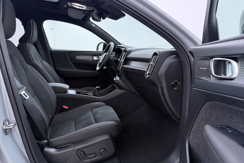 Volvo EX40 Single Motor Extended Range Plus Black Ed. 82 kWh | ACC | Panoramadak | Harman/Kardon | 360° Camera | Warmtepomp | Stoel+Stuurverwarming | 20 inch