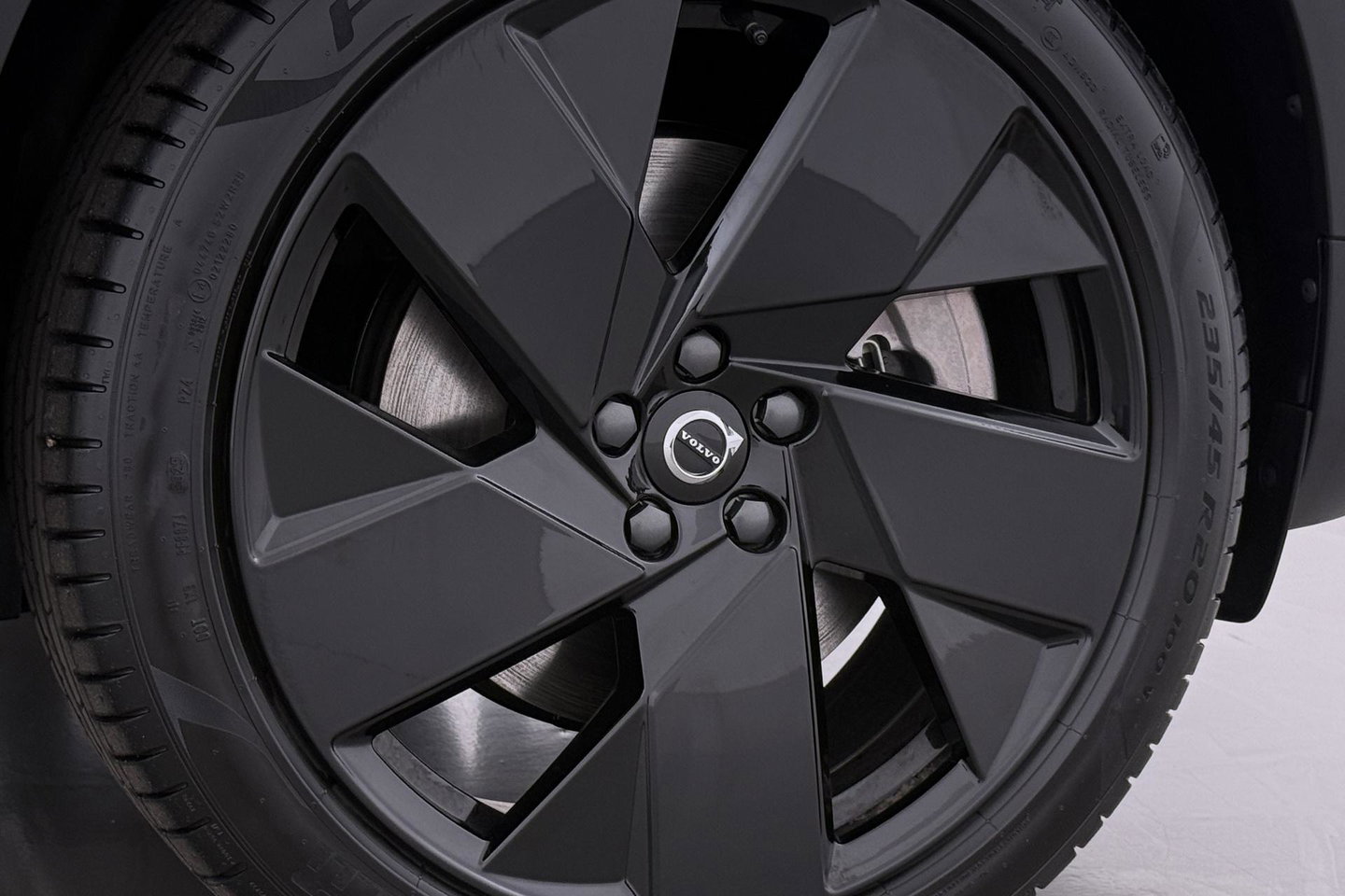 Volvo EX40 Single Motor Extended Range Plus Black Ed. 82 kWh | ACC | Panoramadak | Harman/Kardon | 360° Camera | Warmtepomp | Stoel+Stuurverwarming | 20 inch