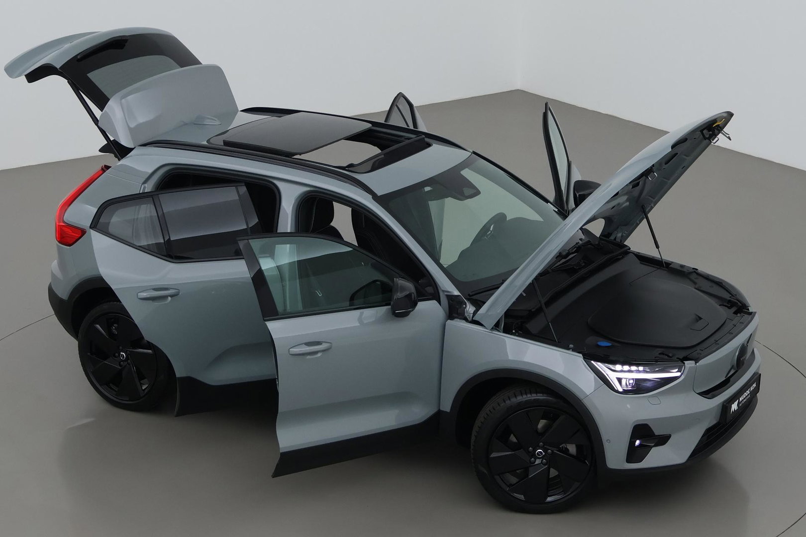 Volvo EX40 Single Motor Extended Range Plus Black Ed. 82 kWh | ACC | Panoramadak | Harman/Kardon | 360° Camera | Warmtepomp | Stoel+Stuurverwarming | 20 inch