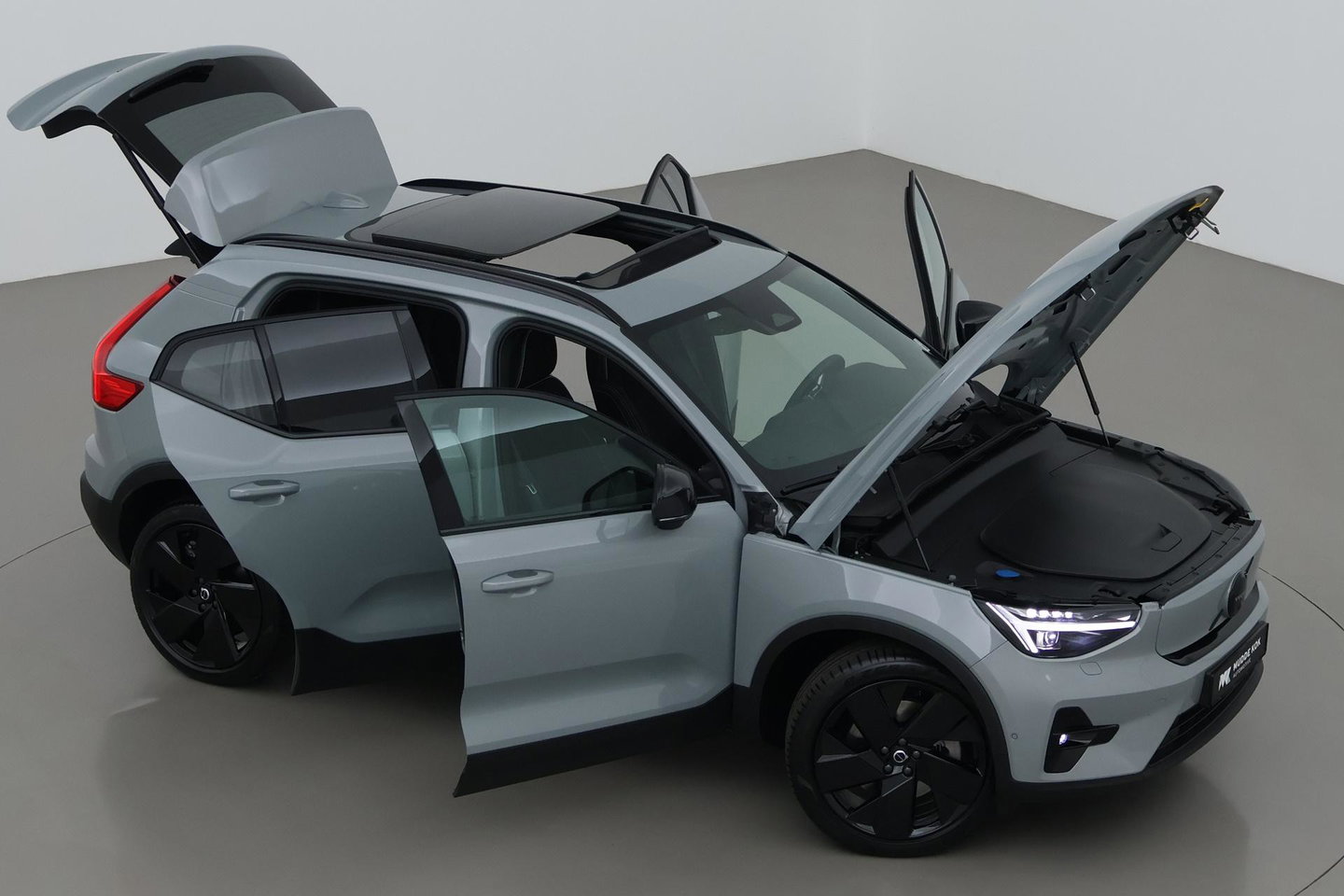 Volvo EX40 Single Motor Extended Range Plus Black Ed. 82 kWh | ACC | Panoramadak | Harman/Kardon | 360° Camera | Warmtepomp | Stoel+Stuurverwarming | 20 inch
