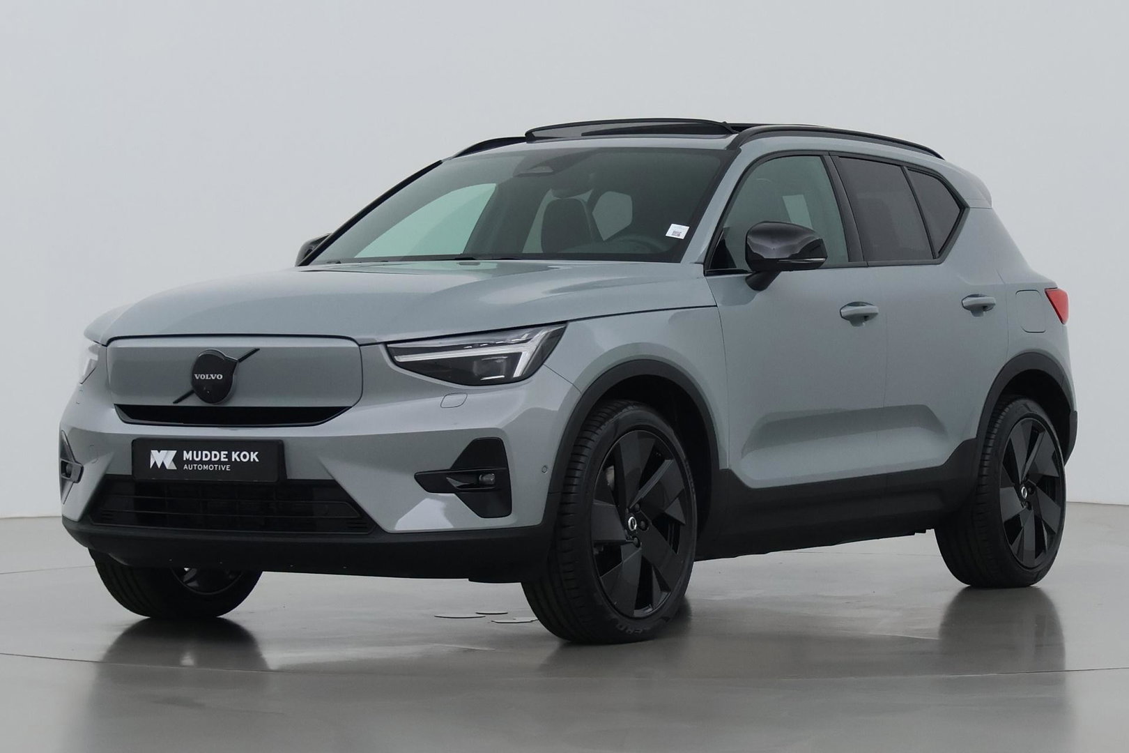 Volvo EX40 Single Motor Extended Range Plus Black Ed. 82 kWh | ACC | Panoramadak | Harman/Kardon | 360° Camera | Warmtepomp | Stoel+Stuurverwarming | 20 inch