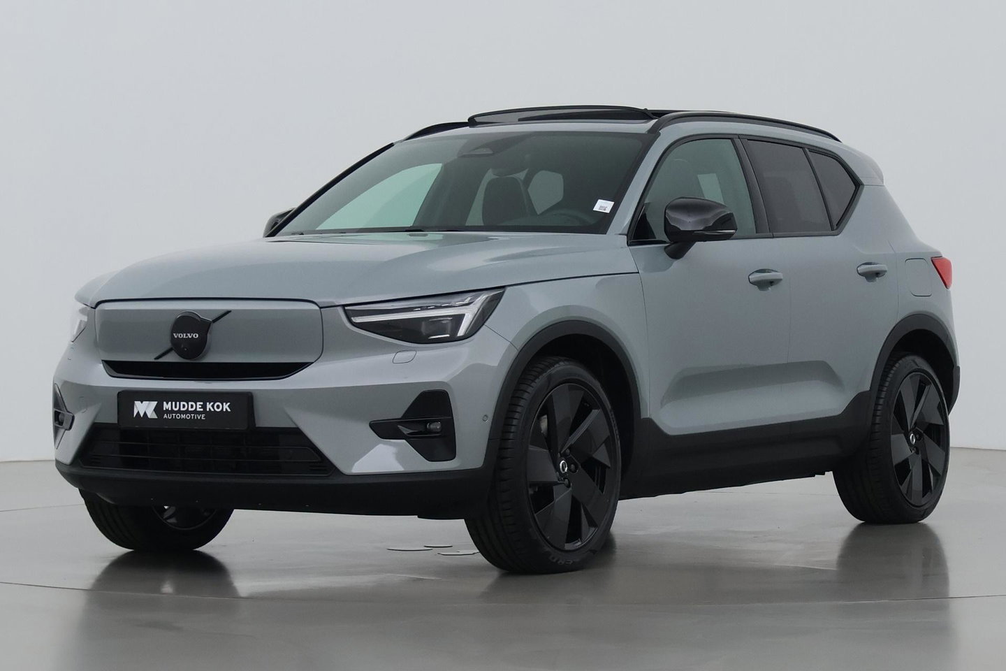 Volvo EX40 Single Motor Extended Range Plus Black Ed. 82 kWh | ACC | Panoramadak | Harman/Kardon | 360° Camera | Warmtepomp | Stoel+Stuurverwarming | 20 inch