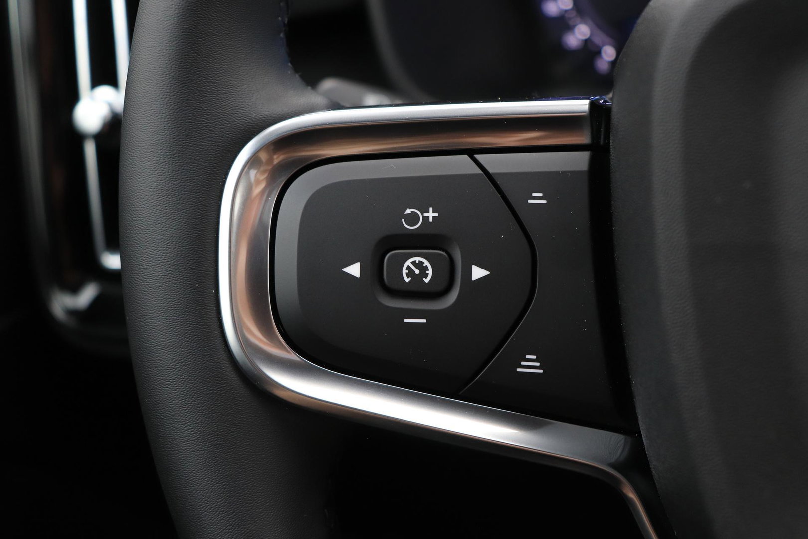Volvo EX40 Single Motor Extended Range Plus Black Ed. 82 kWh | ACC | Panoramadak | 360° Camera | Harman/Kardon | BLIS | 20 Inch