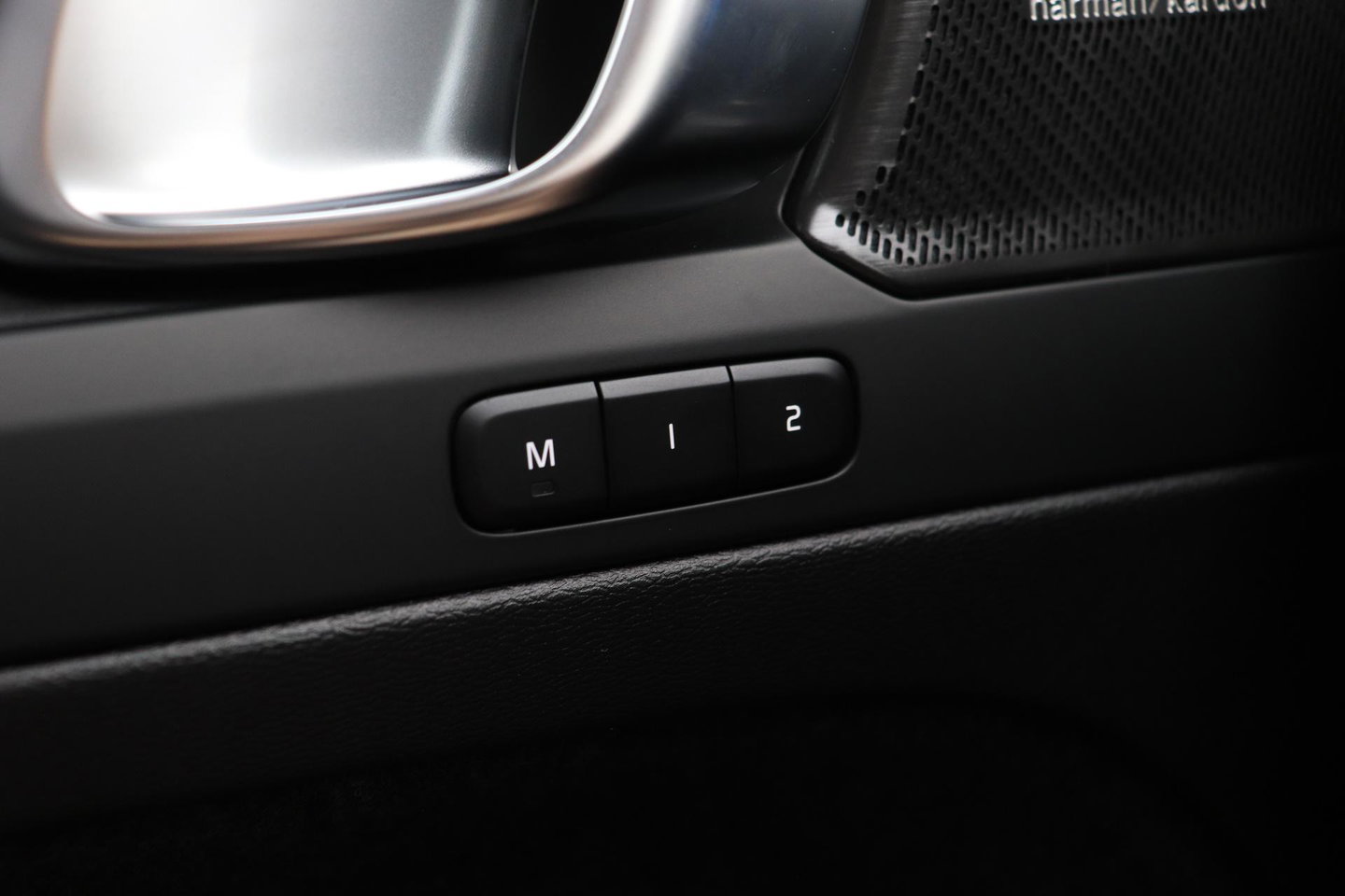 Volvo EX40 Single Motor Extended Range Plus Black Ed. 82 kWh | ACC | Panoramadak | 360° Camera | Harman/Kardon | BLIS | 20 Inch