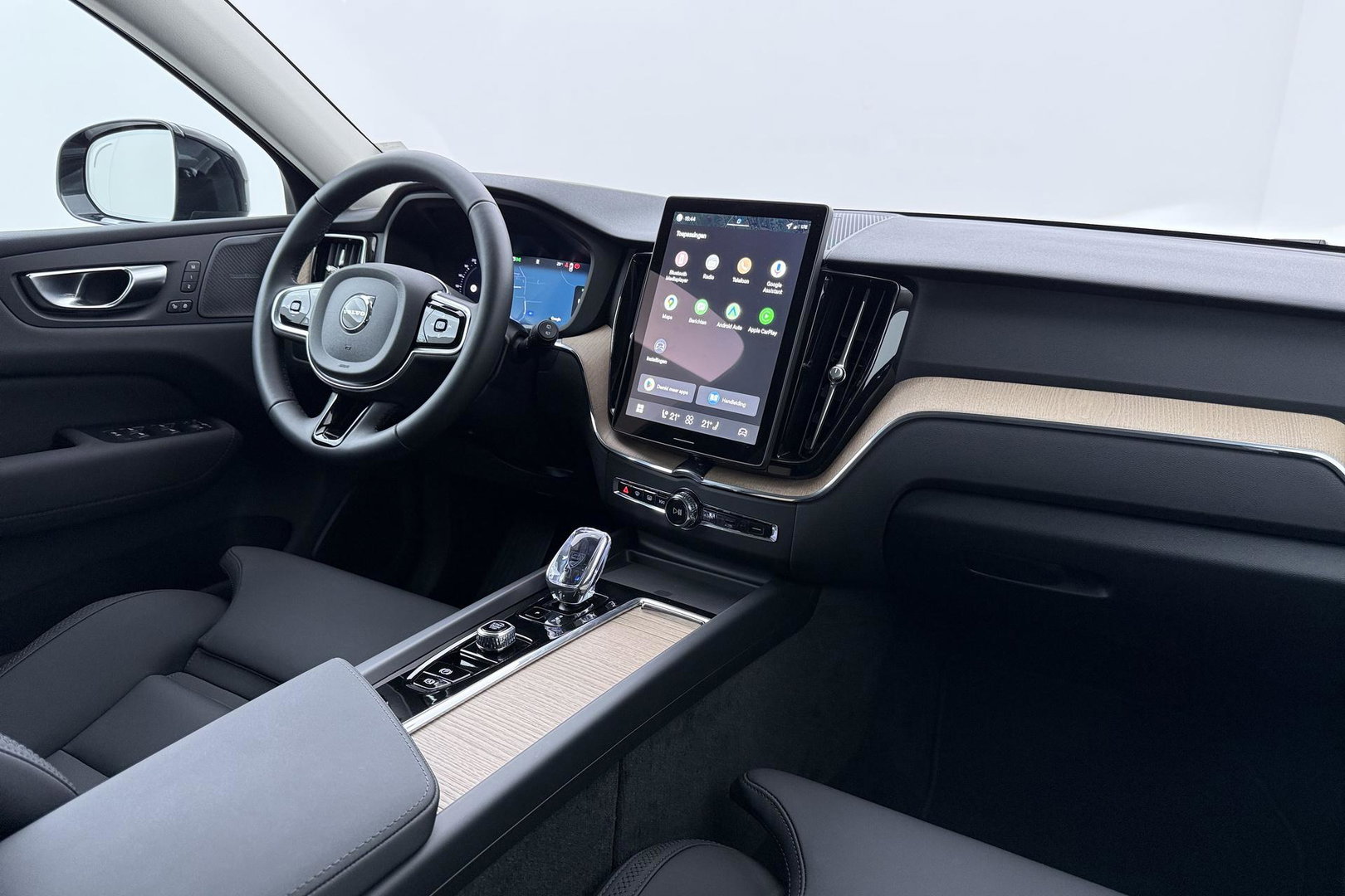 Volvo XC60 2.0 T8 Plug-in hybrid AWD Plus Dark | ACC | Harman/Kardon | 360° Camera | Stoel+Stuurverwarming | BLIS | Memory