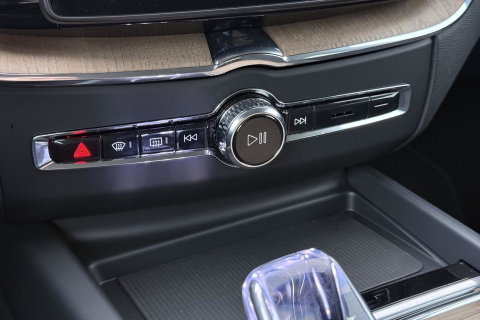 Volvo XC60 2.0 T8 Plug-in hybrid AWD Plus Dark | ACC | Harman/Kardon | 360° Camera | Stoel+Stuurverwarming | BLIS | Memory