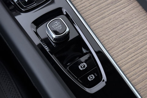 Volvo XC60 2.0 T8 Plug-in hybrid AWD Plus Dark | ACC | Harman/Kardon | 360° Camera | Stoel+Stuurverwarming | BLIS | Memory