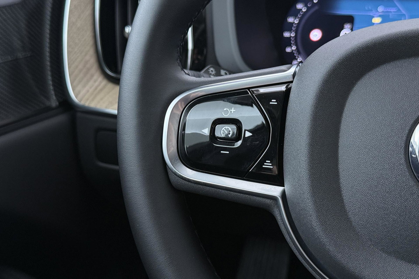 Volvo XC60 2.0 T8 Plug-in hybrid AWD Plus Dark | ACC | Harman/Kardon | 360° Camera | Stoel+Stuurverwarming | BLIS | Memory