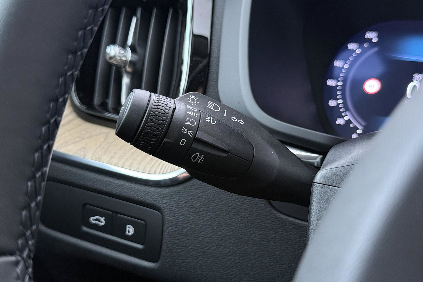 Volvo XC60 2.0 T8 Plug-in hybrid AWD Plus Dark | ACC | Harman/Kardon | 360° Camera | Stoel+Stuurverwarming | BLIS | Memory