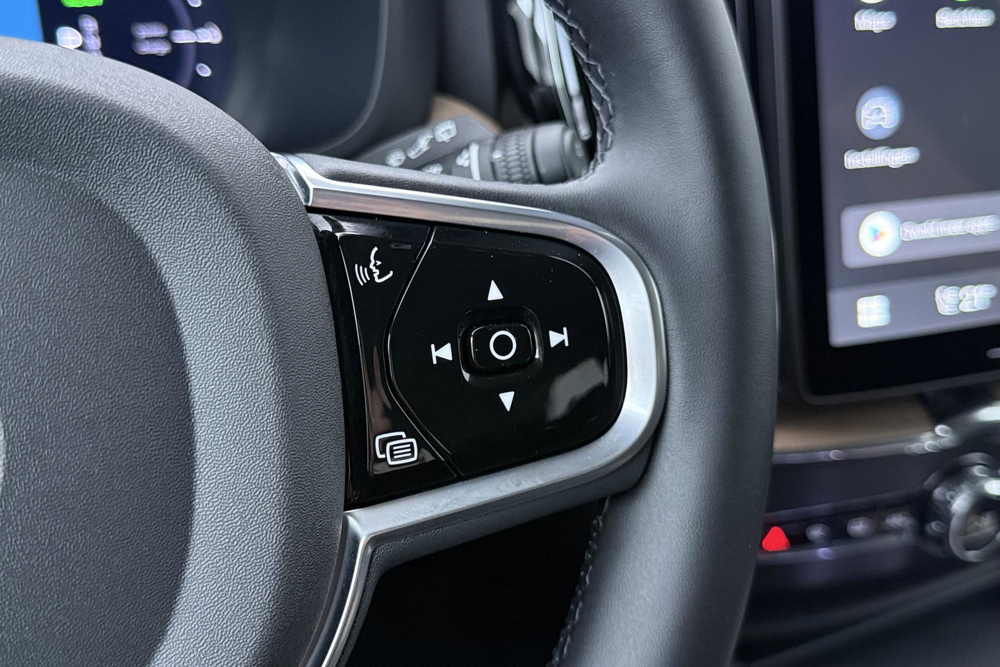 Volvo XC60 2.0 T8 Plug-in hybrid AWD Plus Dark | ACC | Harman/Kardon | 360° Camera | Stoel+Stuurverwarming | BLIS | Memory