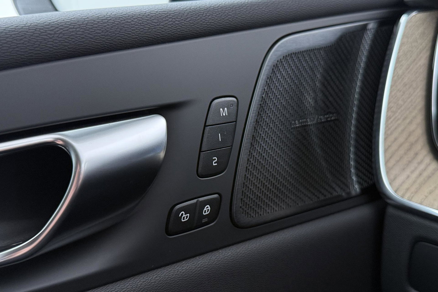 Volvo XC60 2.0 T8 Plug-in hybrid AWD Plus Dark | ACC | Harman/Kardon | 360° Camera | Stoel+Stuurverwarming | BLIS | Memory