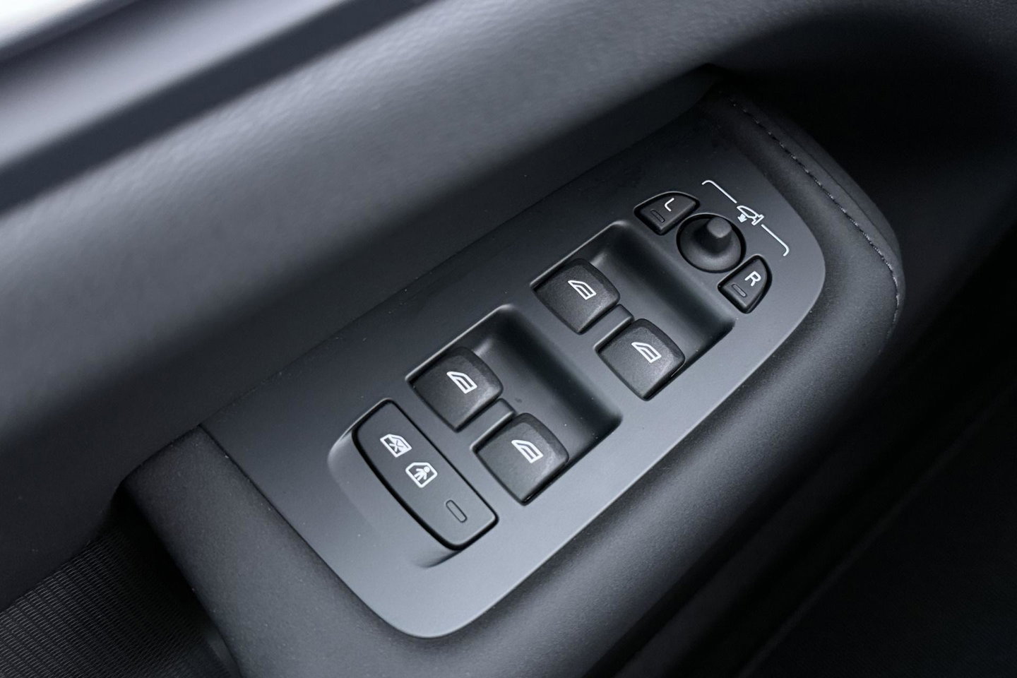 Volvo XC60 2.0 T8 Plug-in hybrid AWD Plus Dark | ACC | Harman/Kardon | 360° Camera | Stoel+Stuurverwarming | BLIS | Memory