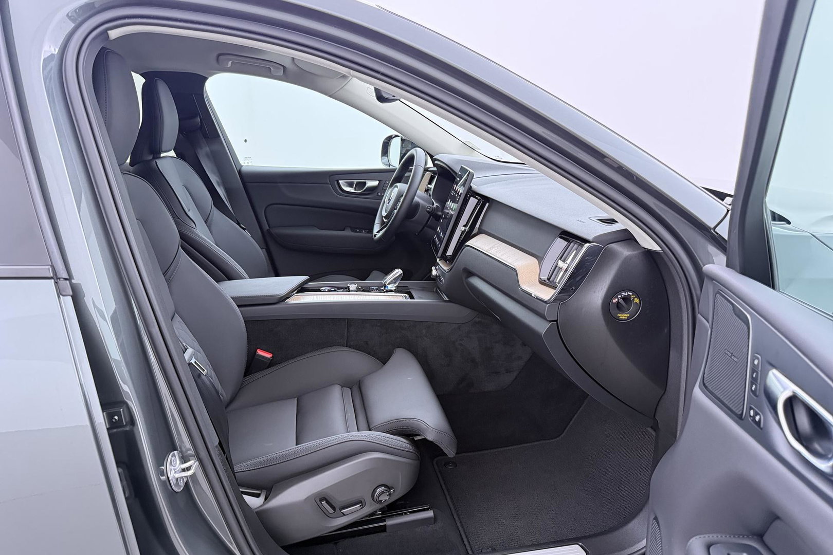 Volvo XC60 2.0 T8 Plug-in hybrid AWD Plus Dark | ACC | Harman/Kardon | 360° Camera | Stoel+Stuurverwarming | BLIS | Memory