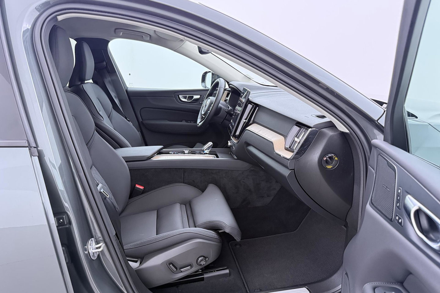 Volvo XC60 2.0 T8 Plug-in hybrid AWD Plus Dark | ACC | Harman/Kardon | 360° Camera | Stoel+Stuurverwarming | BLIS | Memory