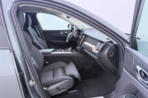 Volvo XC60 2.0 T8 Plug-in hybrid AWD Plus Dark | ACC | Harman/Kardon | 360° Camera | Stoel+Stuurverwarming | BLIS | Memory