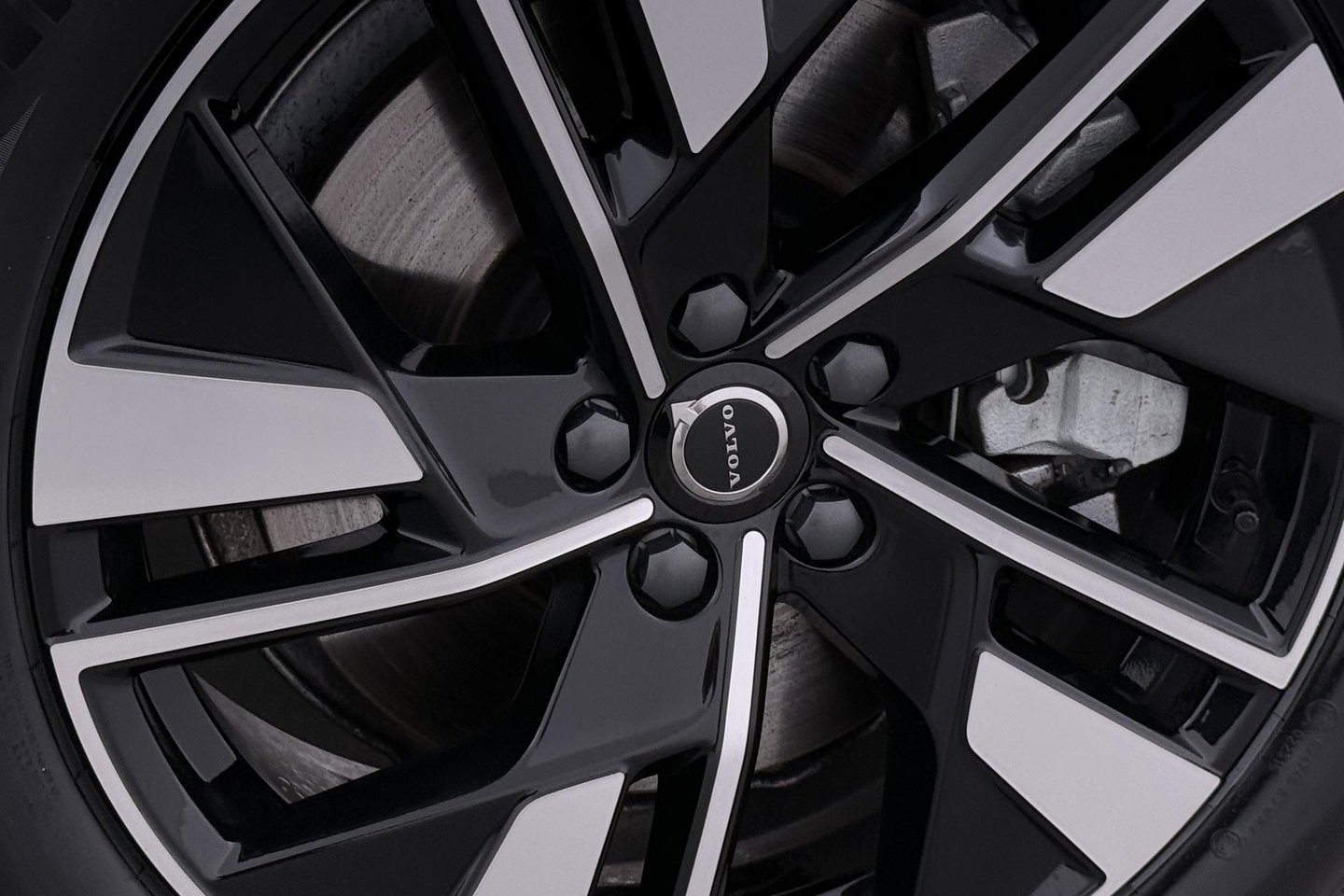 Volvo XC60 2.0 T8 Plug-in hybrid AWD Plus Dark | ACC | Harman/Kardon | 360° Camera | Stoel+Stuurverwarming | BLIS | Memory