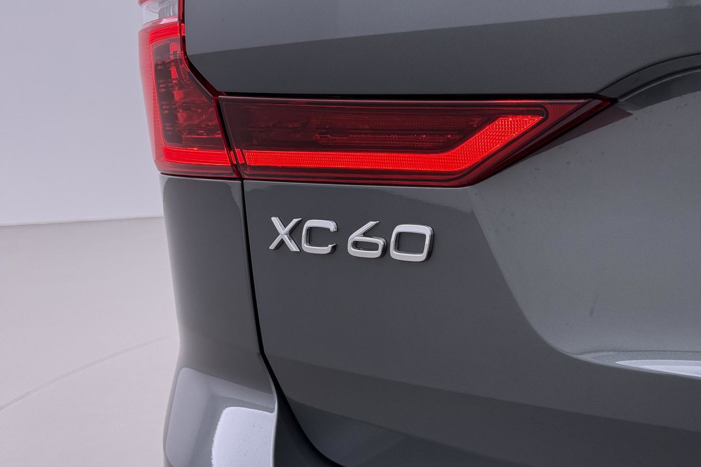 Volvo XC60 2.0 T8 Plug-in hybrid AWD Plus Dark | ACC | Harman/Kardon | 360° Camera | Stoel+Stuurverwarming | BLIS | Memory