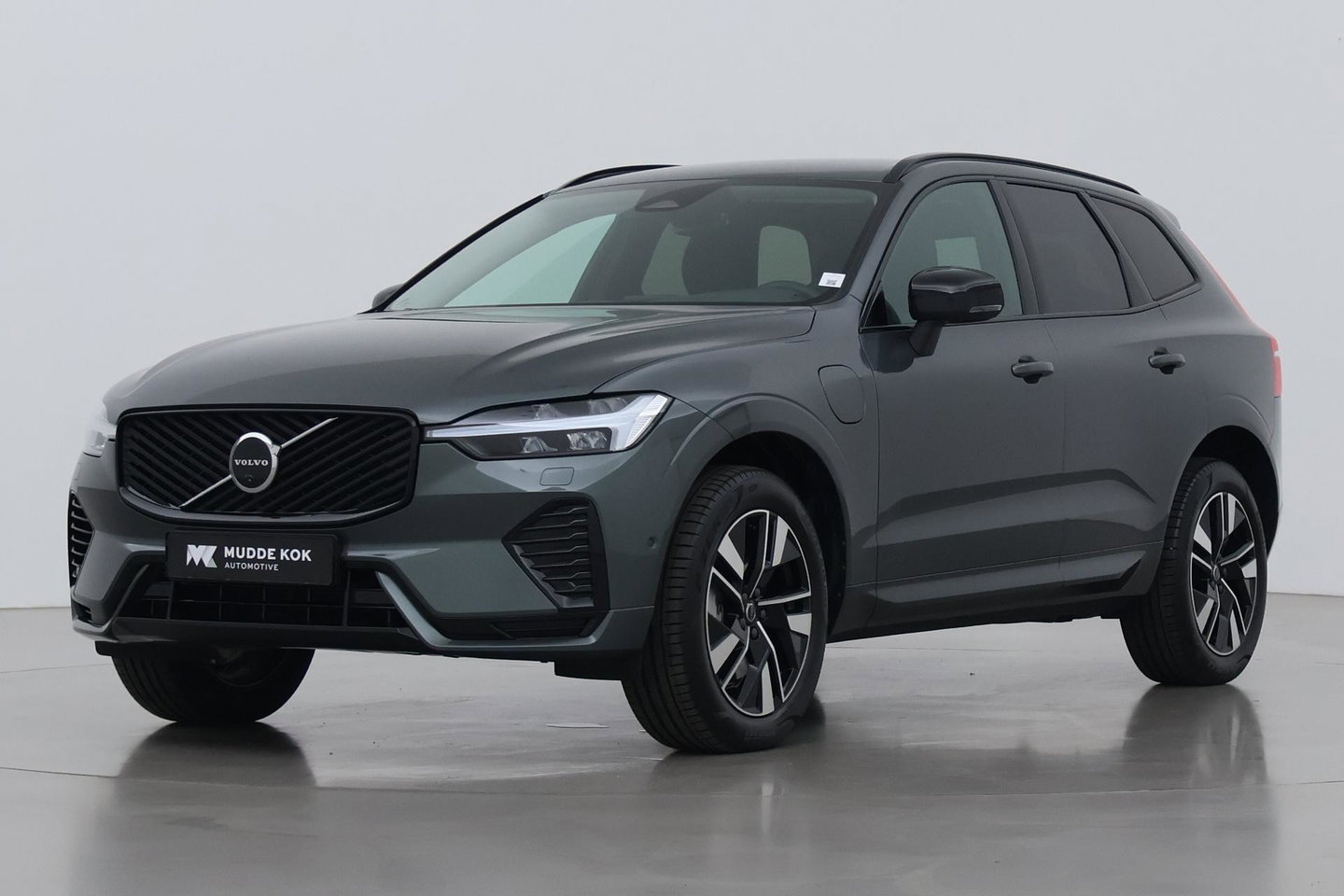 Volvo XC60 2.0 T8 Plug-in hybrid AWD Plus Dark | ACC | Harman/Kardon | 360° Camera | Stoel+Stuurverwarming | BLIS | Memory