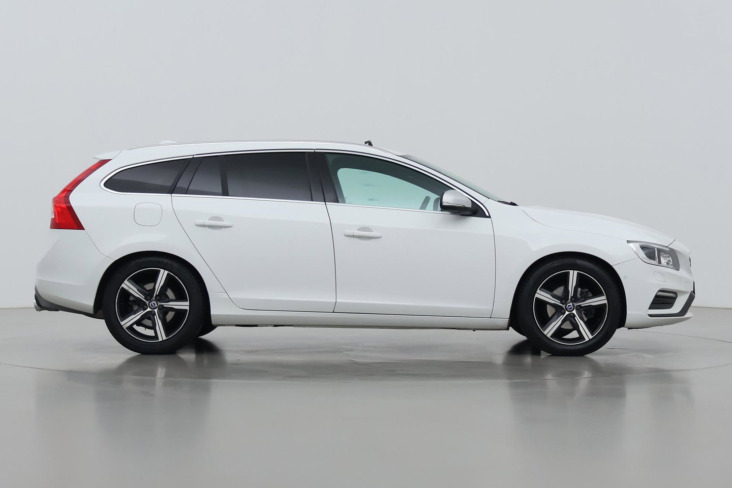 Volvo V60 2.0 T4 Business Sport | ACC | Schuifdak | BLIS | Parkeerverwarming | Keyless | Camera | Xenon | 18 inch