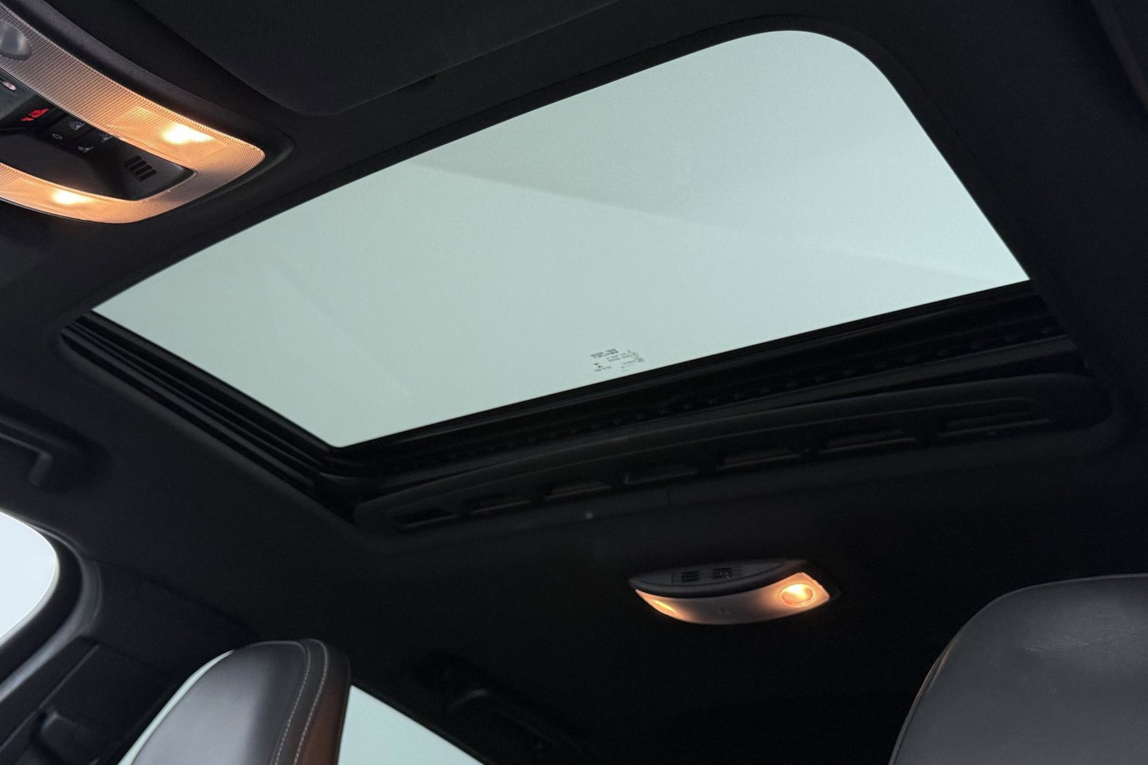 Volvo V60 2.0 T4 Business Sport | ACC | Schuifdak | BLIS | Parkeerverwarming | Keyless | Camera | Xenon | 18 inch