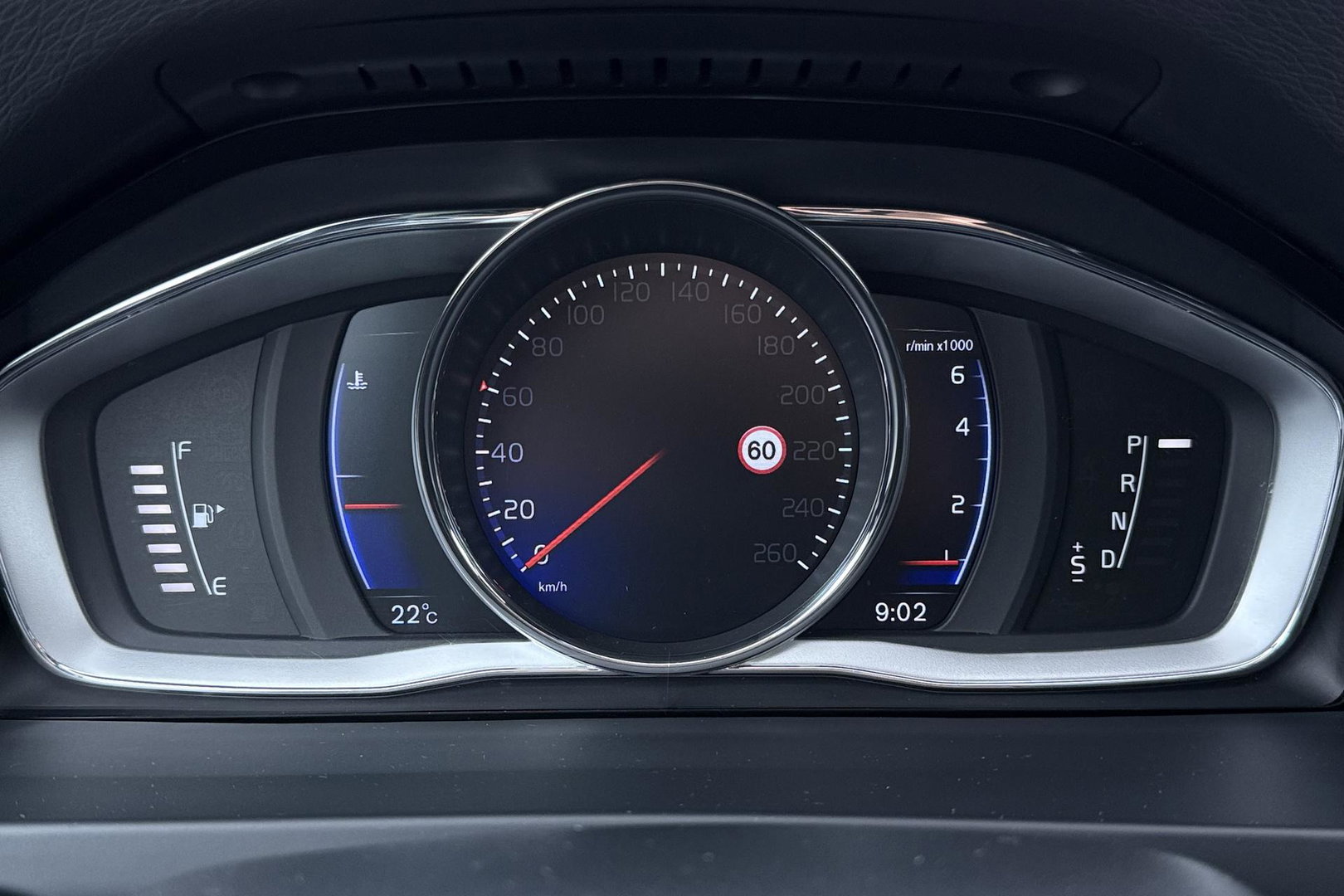 Volvo V60 2.0 T4 Business Sport | ACC | Schuifdak | BLIS | Parkeerverwarming | Keyless | Camera | Xenon | 18 inch