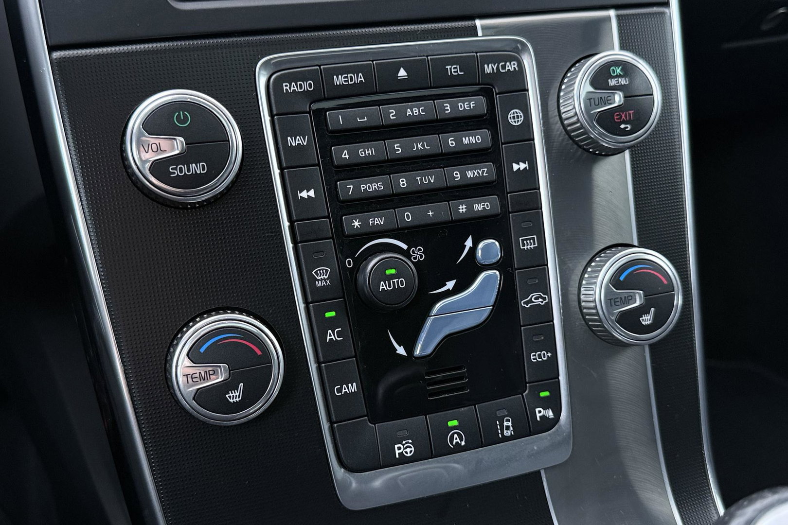 Volvo V60 2.0 T4 Business Sport | ACC | Schuifdak | BLIS | Parkeerverwarming | Keyless | Camera | Xenon | 18 inch