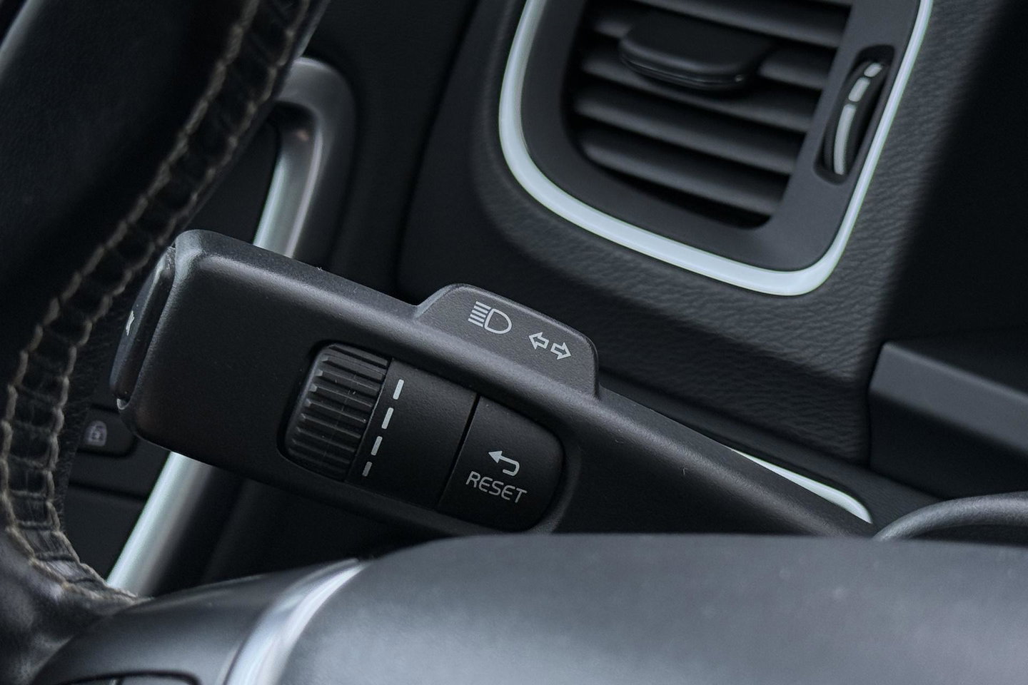 Volvo V60 2.0 T4 Business Sport | ACC | Schuifdak | BLIS | Parkeerverwarming | Keyless | Camera | Xenon | 18 inch