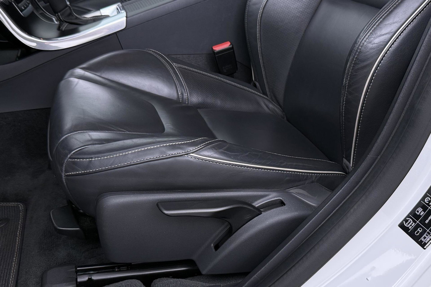 Volvo V60 2.0 T4 Business Sport | ACC | Schuifdak | BLIS | Parkeerverwarming | Keyless | Camera | Xenon | 18 inch