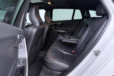 Volvo V60 2.0 T4 Business Sport | ACC | Schuifdak | BLIS | Parkeerverwarming | Keyless | Camera | Xenon | 18 inch
