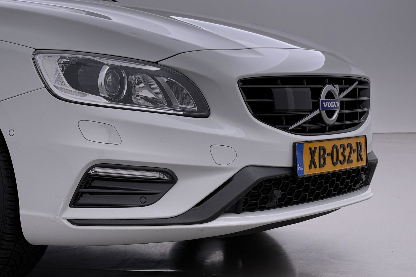 Volvo V60 2.0 T4 Business Sport | ACC | Schuifdak | BLIS | Parkeerverwarming | Keyless | Camera | Xenon | 18 inch