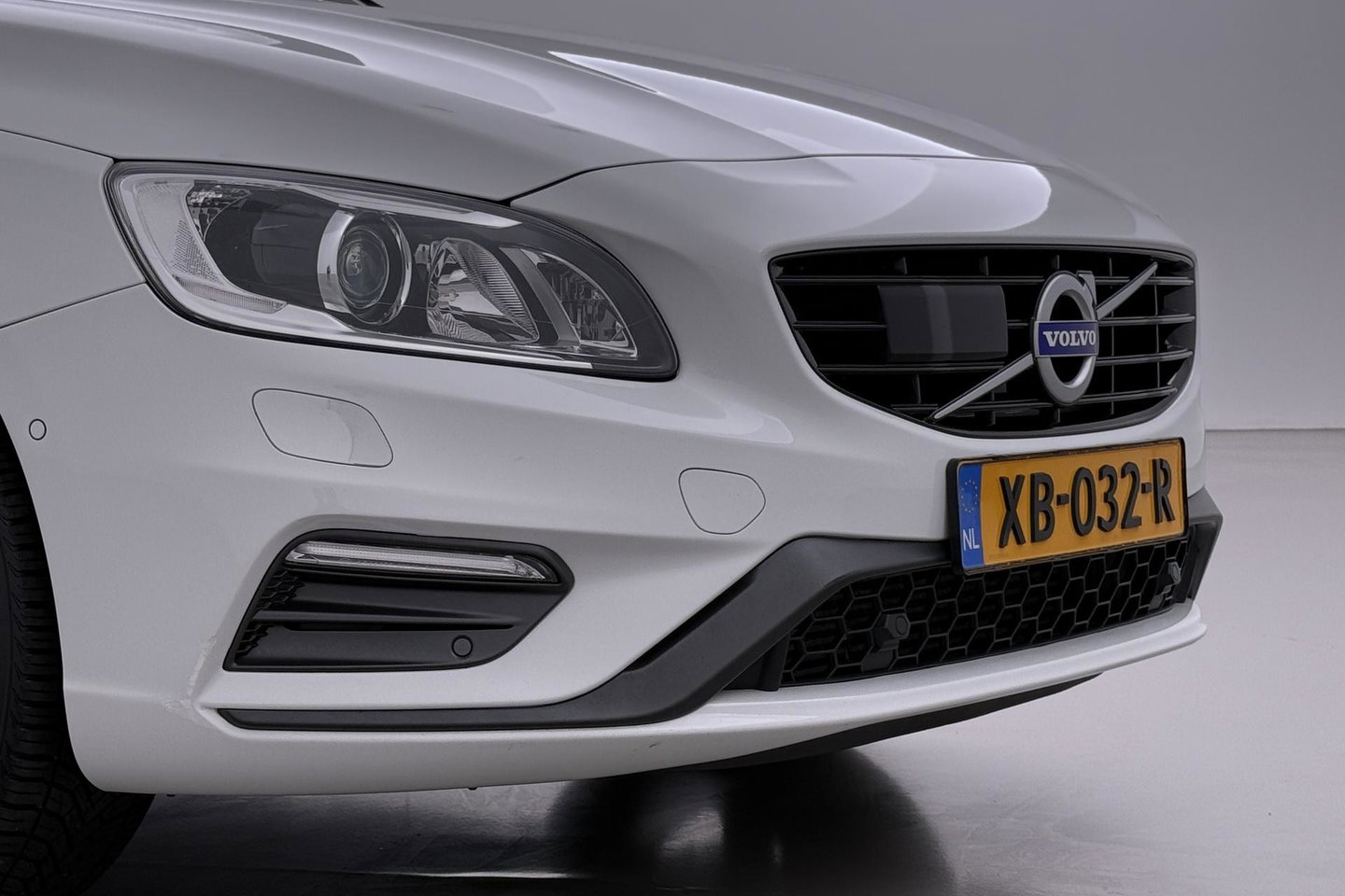 Volvo V60 2.0 T4 Business Sport | ACC | Schuifdak | BLIS | Parkeerverwarming | Keyless | Camera | Xenon | 18 inch