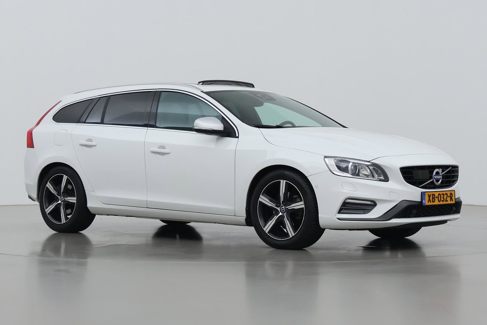 Volvo V60 2.0 T4 Business Sport | ACC | Schuifdak | BLIS | Parkeerverwarming | Keyless | Camera | Xenon | 18 inch