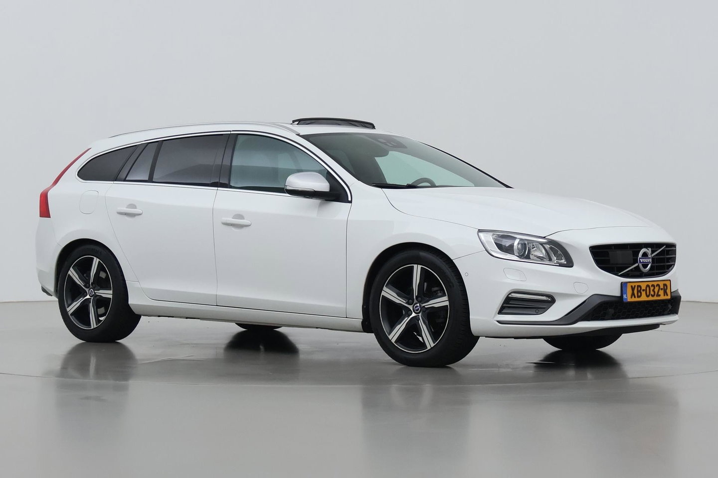 Volvo V60 2.0 T4 Business Sport | ACC | Schuifdak | BLIS | Parkeerverwarming | Keyless | Camera | Xenon | 18 inch