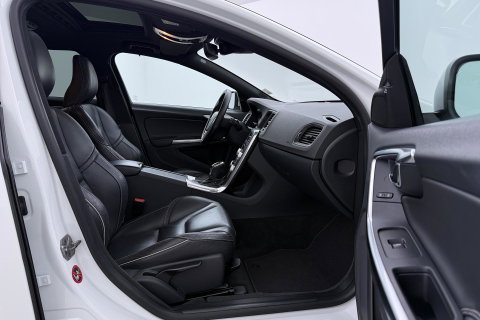 Volvo V60 2.0 T4 Business Sport | ACC | Schuifdak | BLIS | Parkeerverwarming | Keyless | Camera | Xenon | 18 inch