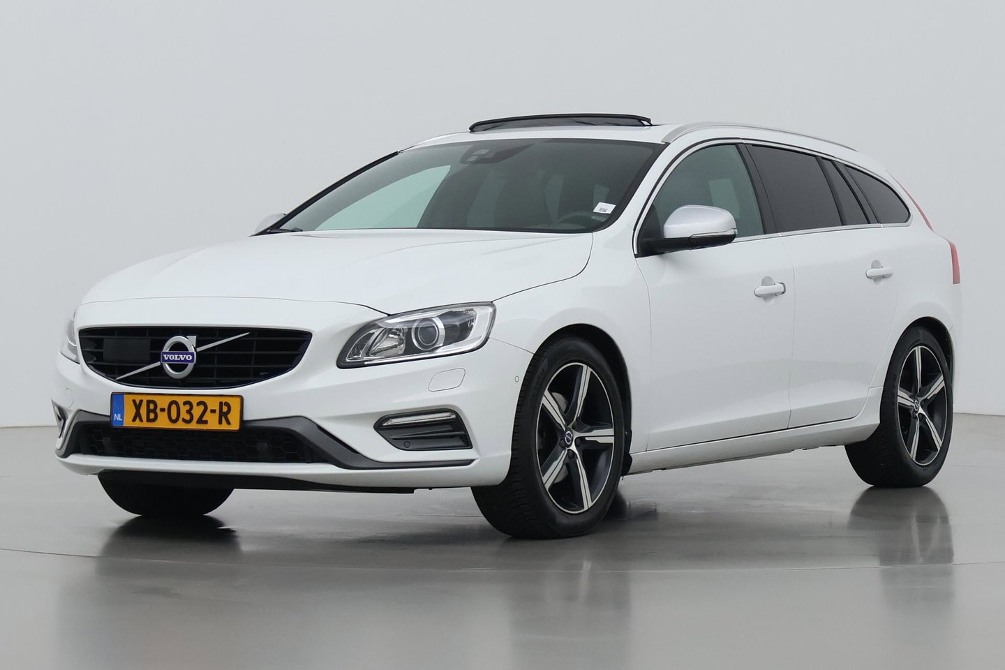 Volvo V60 2.0 T4 Business Sport | ACC | Schuifdak | BLIS | Parkeerverwarming | Keyless | Camera | Xenon | 18 inch