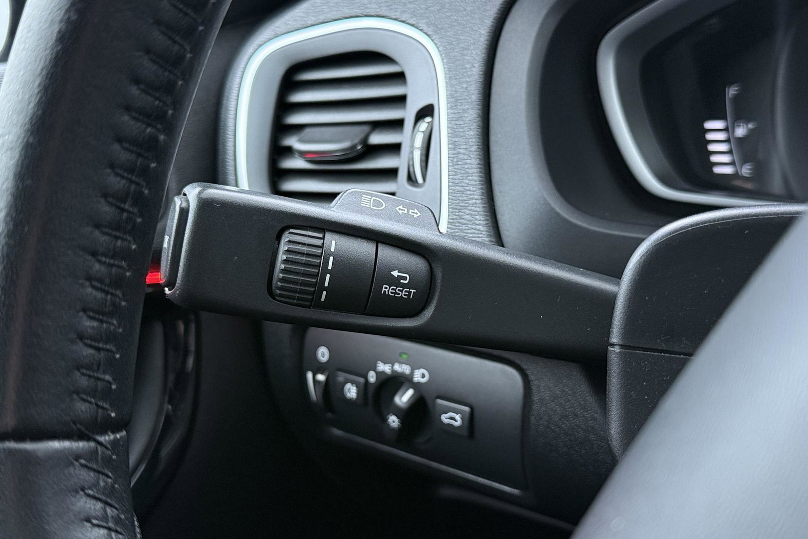 Volvo V40 1.5 T3 Dynamic Edition | Panoramadak | Camera | Harman/Kardon | Keyless | Leder | Automaat