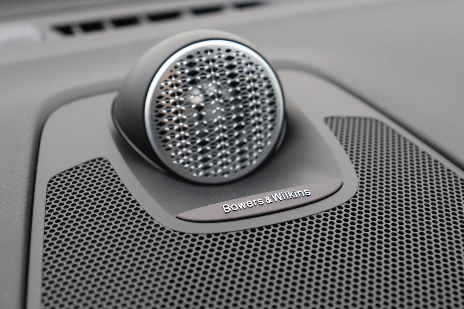 Volvo XC60 T6 Plug-in hybrid Plus Black Edition | Bowers&Wilkins | Massage+Ventilatie | ACC | Trekhaak | Panoramadak | 360° Camera | Head-Up