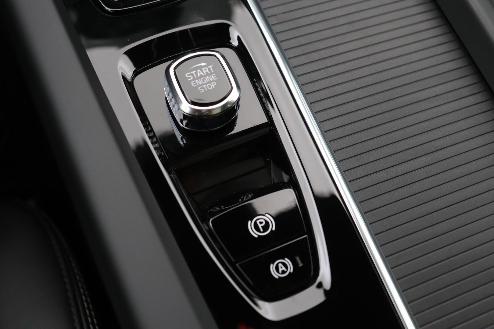 Volvo XC60 T6 Plug-in hybrid Plus Black Edition | Bowers&Wilkins | Massage+Ventilatie | ACC | Trekhaak | Panoramadak | 360° Camera | Head-Up