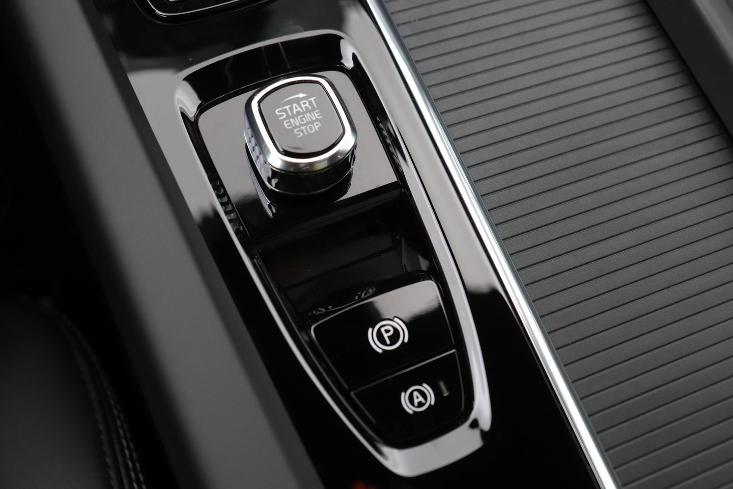 Volvo XC60 T6 Plug-in hybrid Plus Black Edition | Bowers&Wilkins | Massage+Ventilatie | ACC | Trekhaak | Panoramadak | 360° Camera | Head-Up