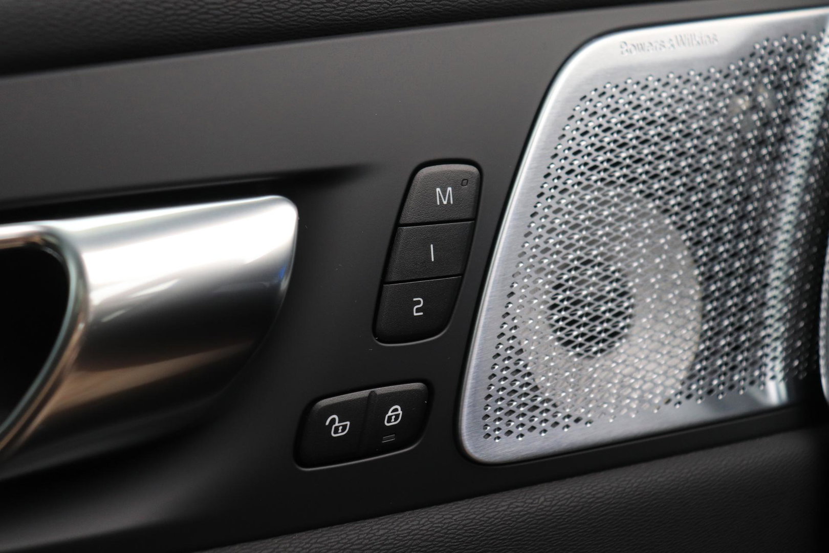Volvo XC60 T6 Plug-in hybrid Plus Black Edition | Bowers&Wilkins | Massage+Ventilatie | ACC | Trekhaak | Panoramadak | 360° Camera | Head-Up