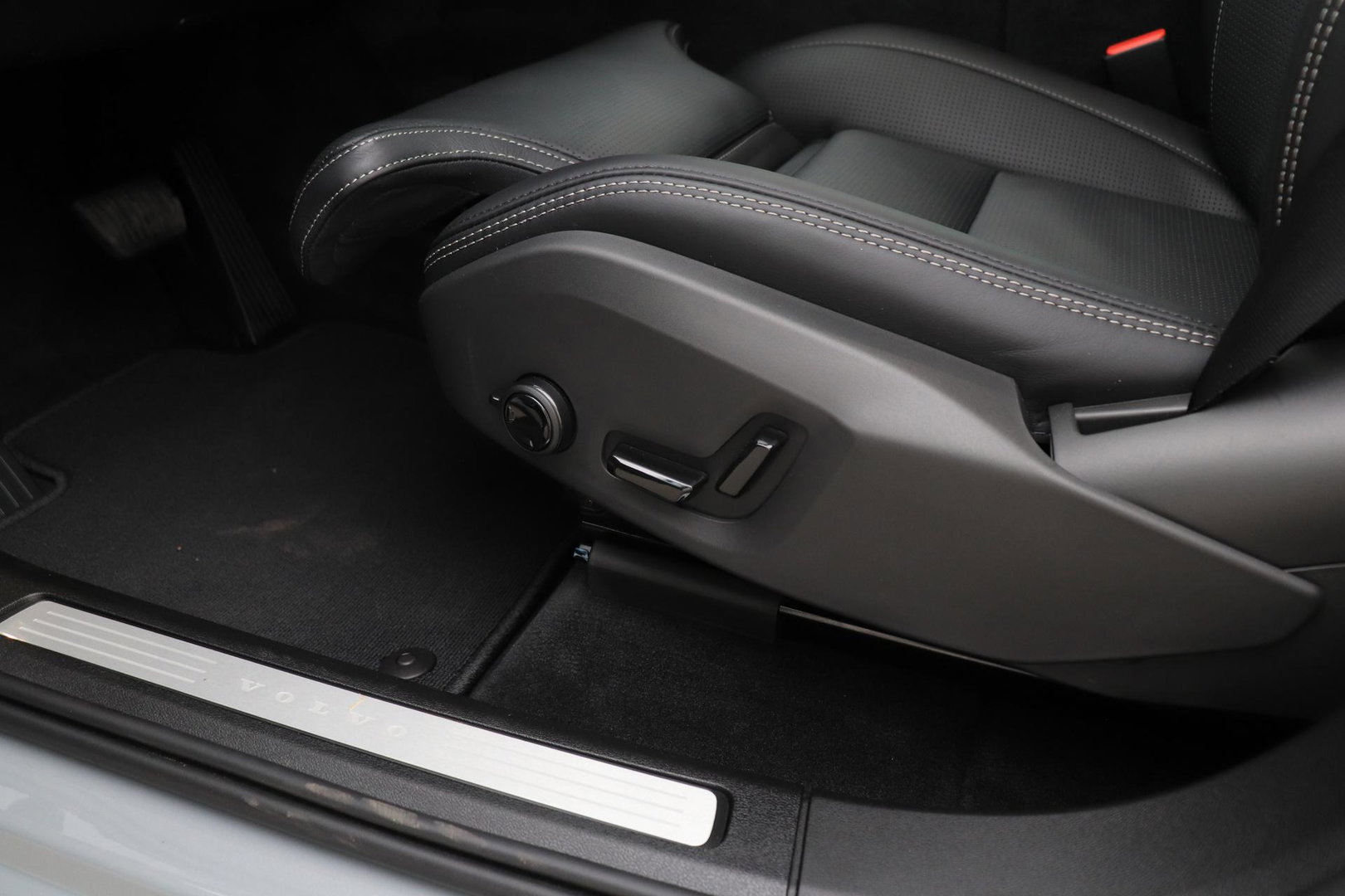 Volvo XC60 T6 Plug-in hybrid Plus Black Edition | Bowers&Wilkins | Massage+Ventilatie | ACC | Trekhaak | Panoramadak | 360° Camera | Head-Up