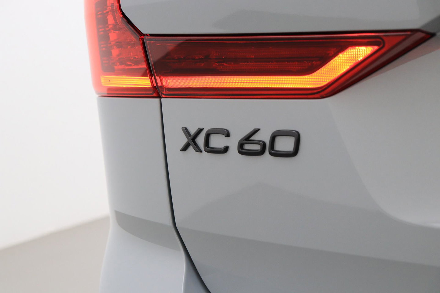 Volvo XC60 T6 Plug-in hybrid Plus Black Edition | Bowers&Wilkins | Massage+Ventilatie | ACC | Trekhaak | Panoramadak | 360° Camera | Head-Up