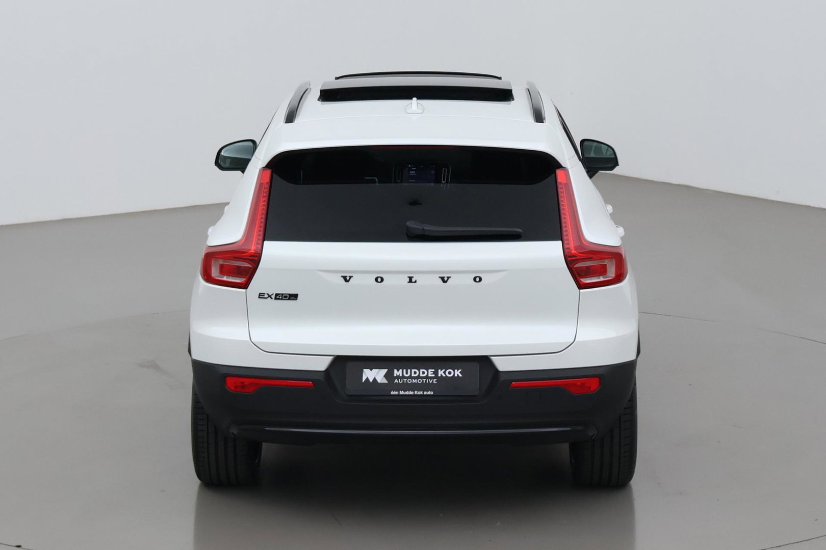 Volvo EX40 Twin Motor Plus Black Edition 82 kWh | ACC | Panoramadak | 360° Camera | Harman/Kardon | Stoel+Stuurverwarming