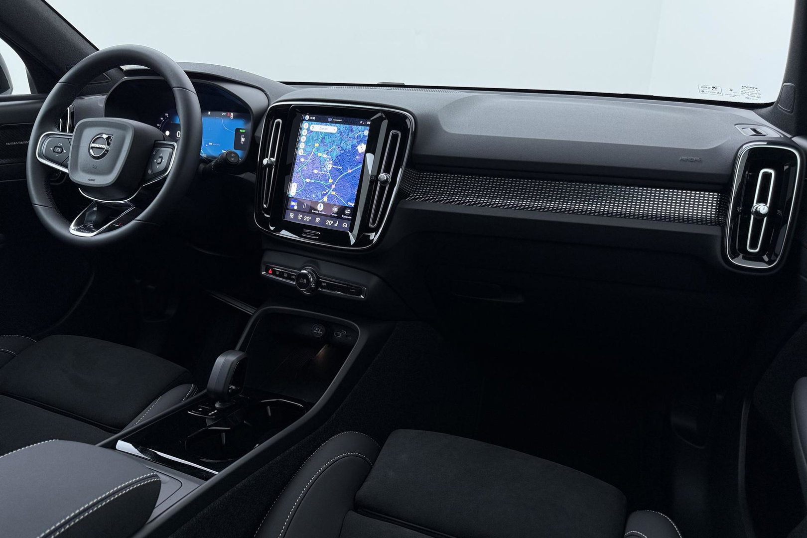 Volvo EX40 Twin Motor Plus Black Edition 82 kWh | ACC | Panoramadak | 360° Camera | Harman/Kardon | Stoel+Stuurverwarming